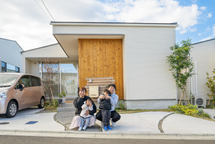 「小さな子どもたちと暮らしていると、家の中が安心・安全であることの重要性をヒシヒシと感じて、今でも『ああ、平屋で本当に良かったなあ』と思うんです」のイメージ